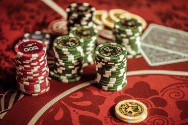 klikqq app live dealer tables with multilingual dealer support